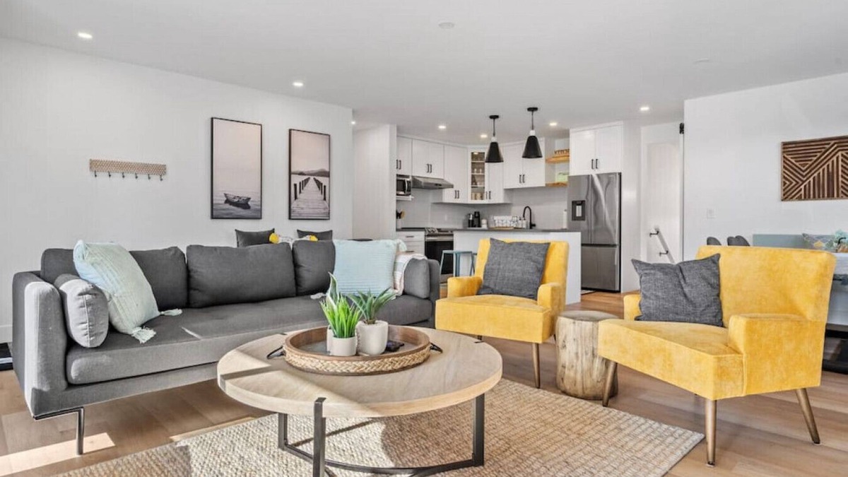 Southeast Calgary Apartment | The Duke| Spacious | Upscale | Close to DT