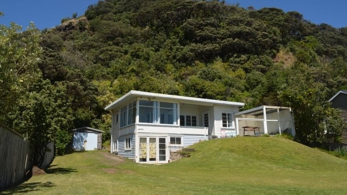 Piha House | THE DUNES on prime SOUTH PIHA beach