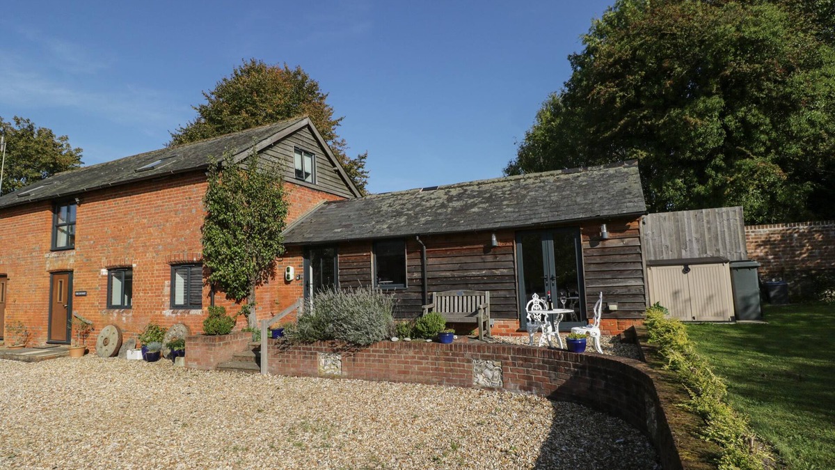 Dunbridge House | THE DUNNIT@MANOR FARM, family friendly in West Tytherley