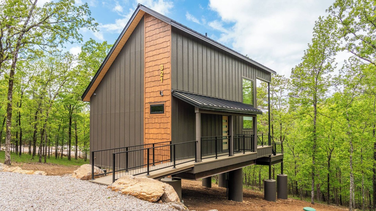 Hot Springs Cabin | The Eagle Treehouse, Hot Tub, Mountaintop, Near downtown