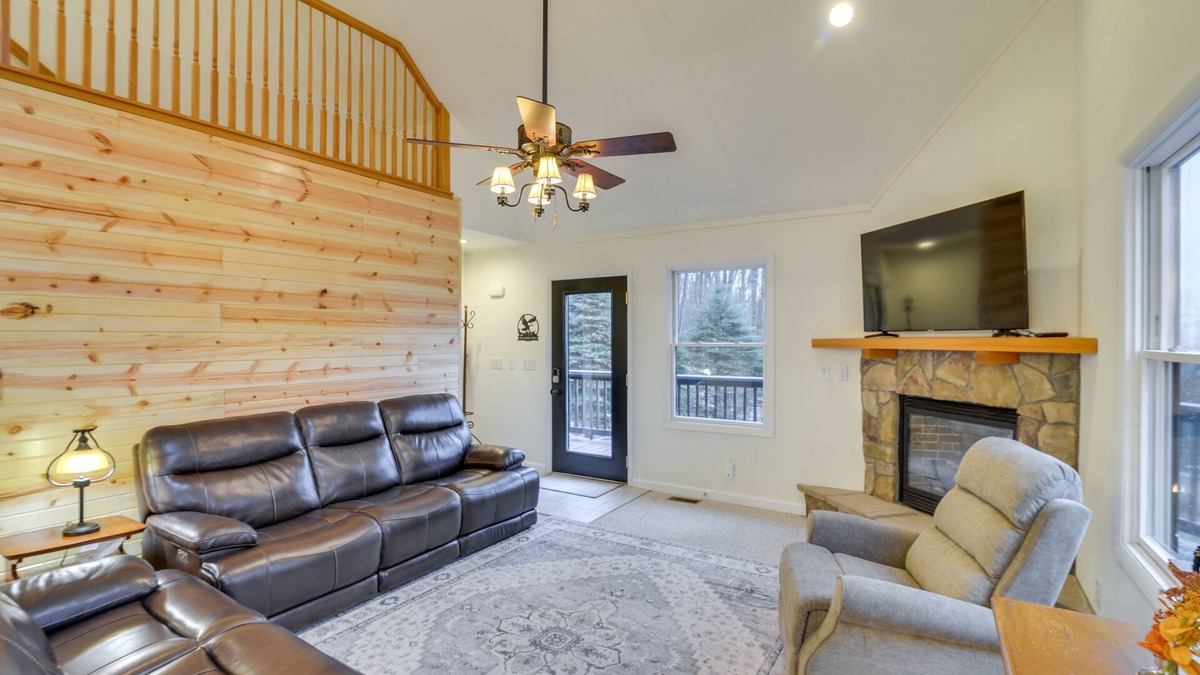 Terra Alta Cabin | 'The Eagles Nest at Alpine' Cabin w/Fireplace!