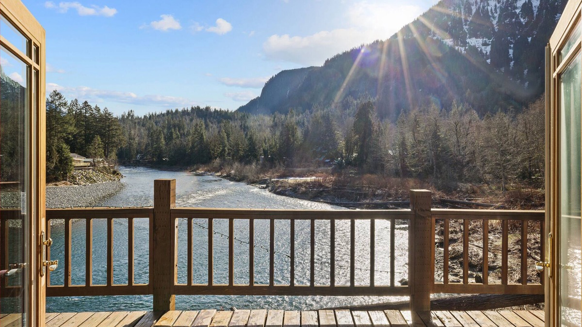 Gold Bar Apartment | The Eagles Perch- views and adventure all around