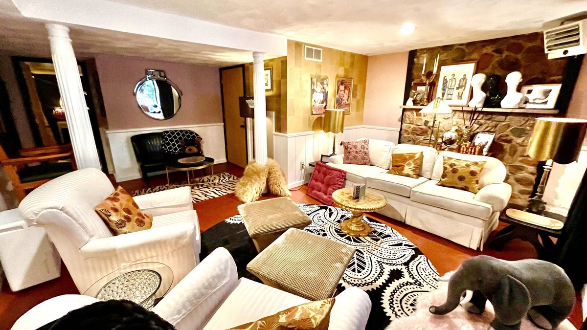 Mount Horeb House | The EarthHouse ~ Wall-to-wall unique style, Luxury Linens and Amazing Comfortn