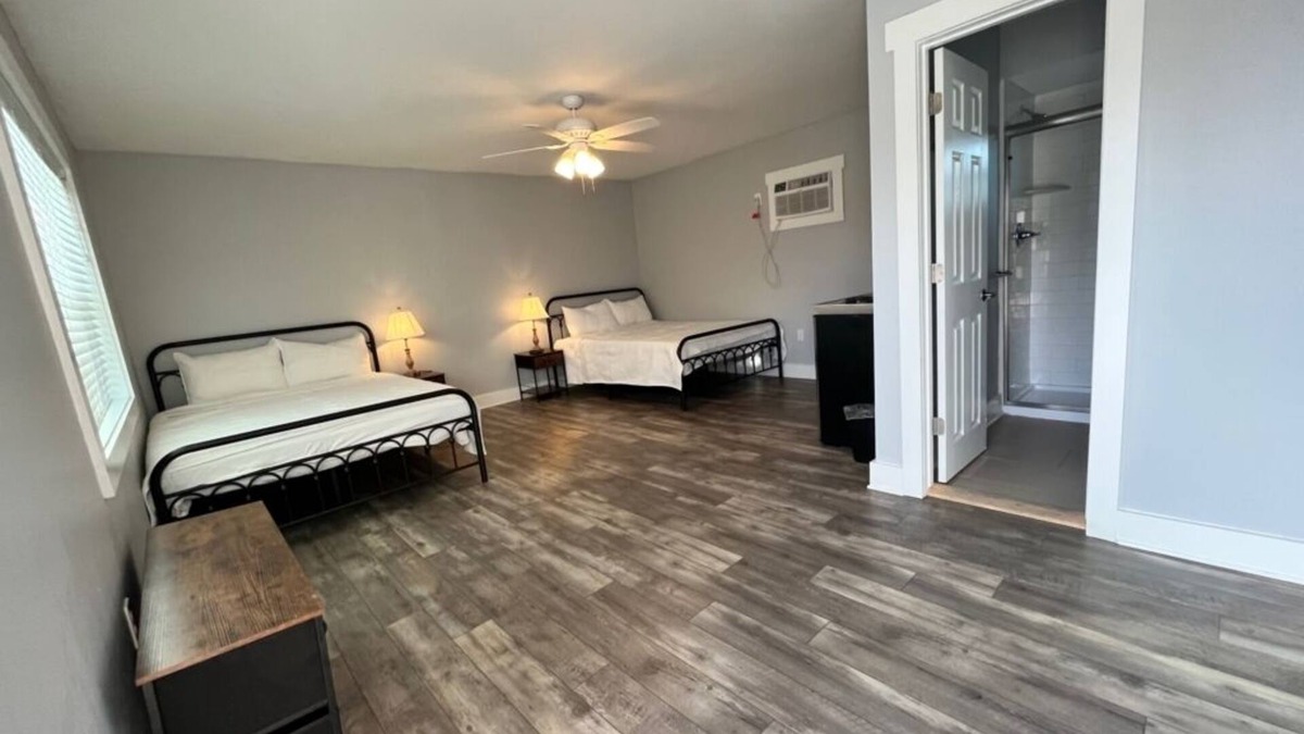 Parker House | The East Bay Inn Room 1 - Cozy hotel in brilliant Panama City with AC, WiFi