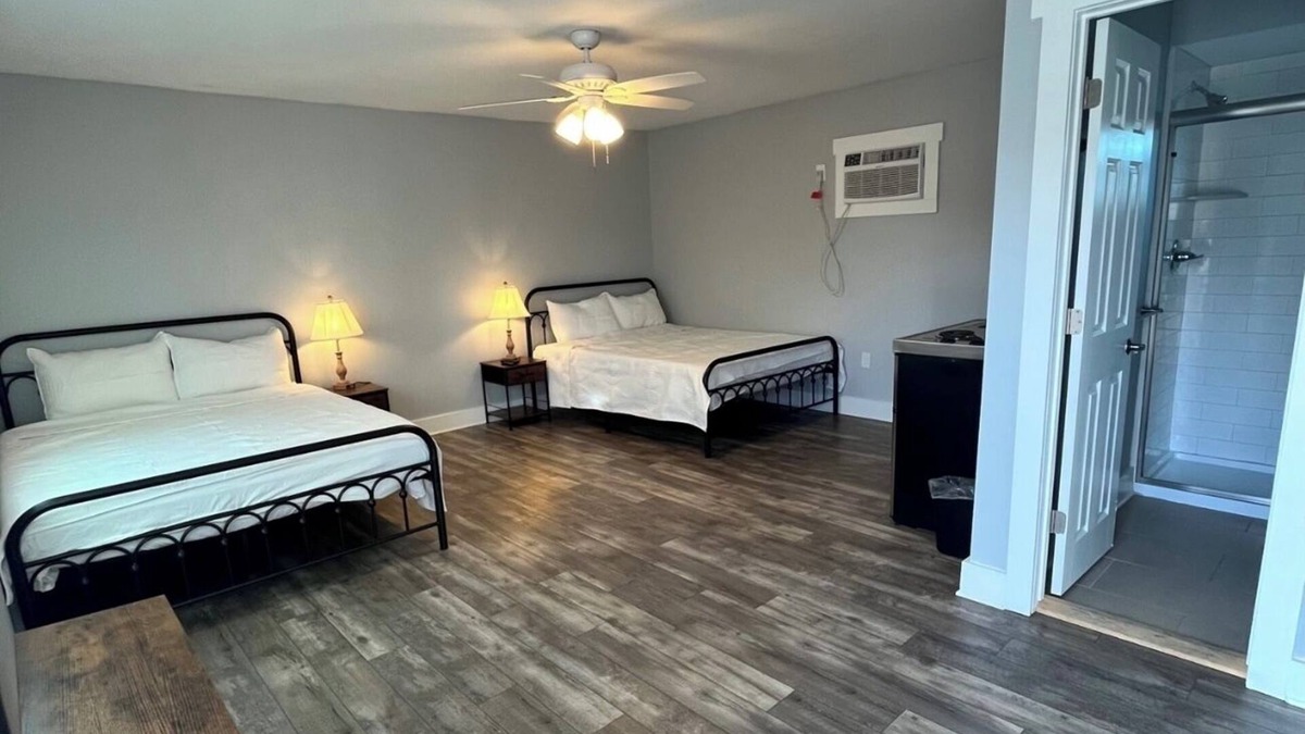 Parker House | The East Bay Inn Room 5 - Cozy hotel in brilliant Panama City with AC, WiFi