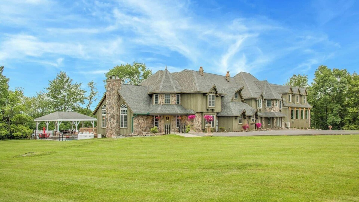 Beach Lake House | The East Coast's #1 Mansion sleeps between 26-36 people