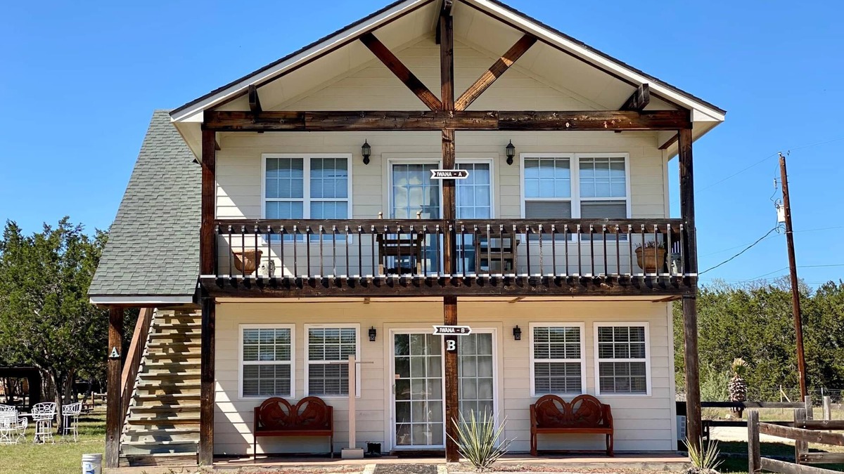 Ingram House | The East House, 2-Level, 3BR/2BA, Sleeps 8, Balcony, Porch