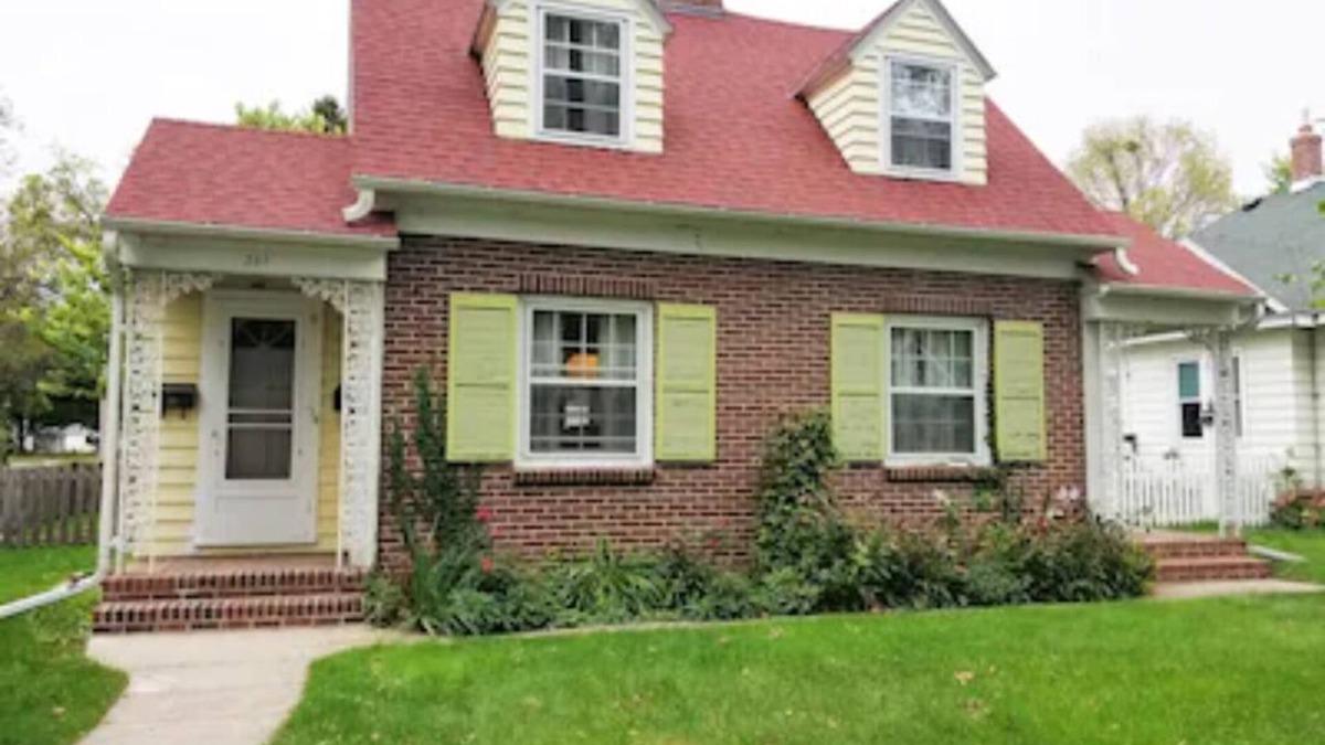 Morris House | The East Side Inn is a charming little house in the small town of Morris, Minnesota.