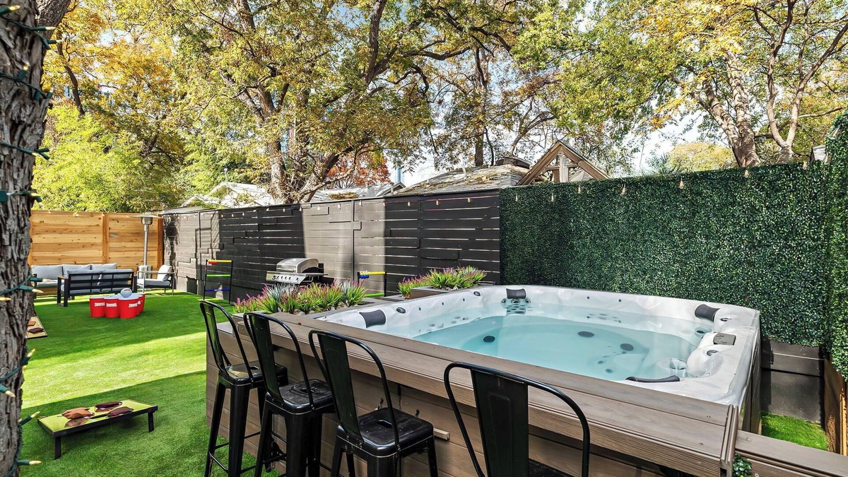 East Cesar Chavez House | The East Twin Oasis - Hot Tub near Downtown Austin