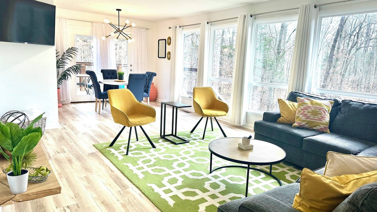 Cookeville House | The Eclectic Abode- by Downtown, I-40 & Lake. Nestled in the woods
