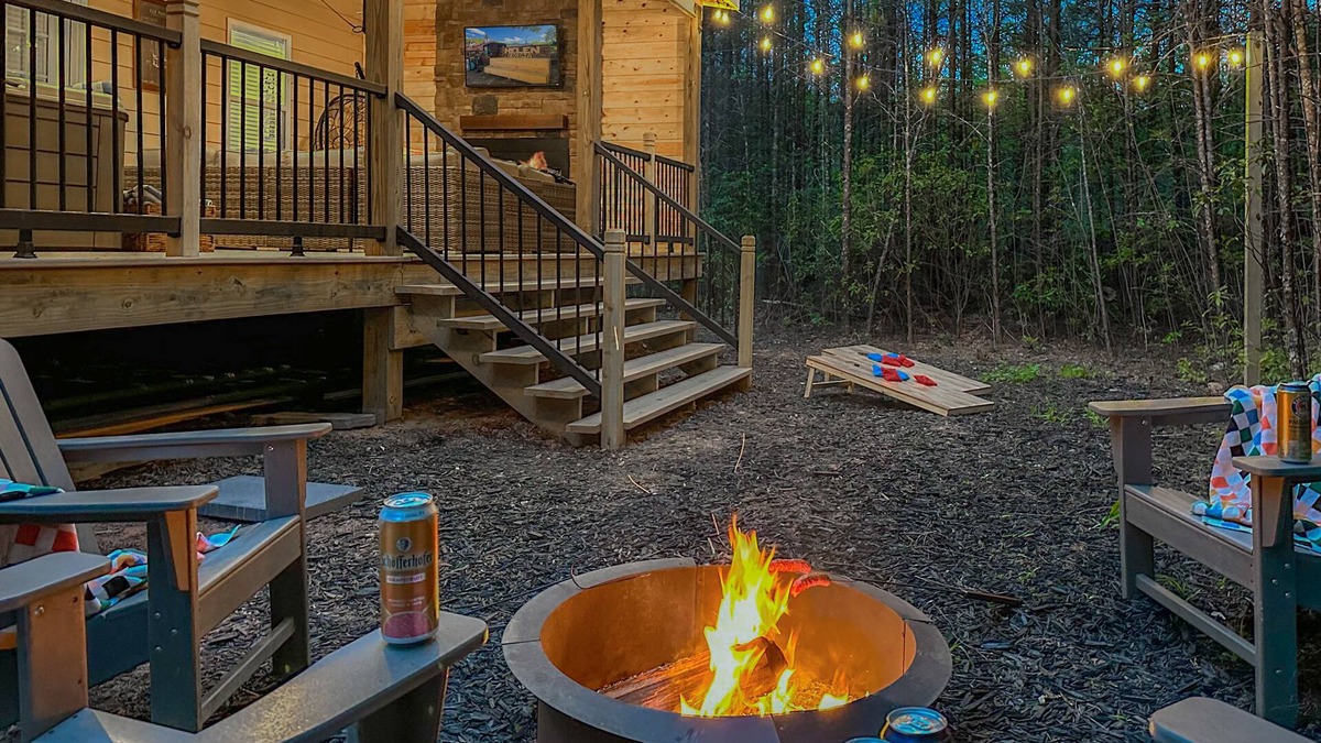 Helen House | The Edelweiss-NEW! Arcade Room, Hot Tub, Firepit, 5 minutes to town!