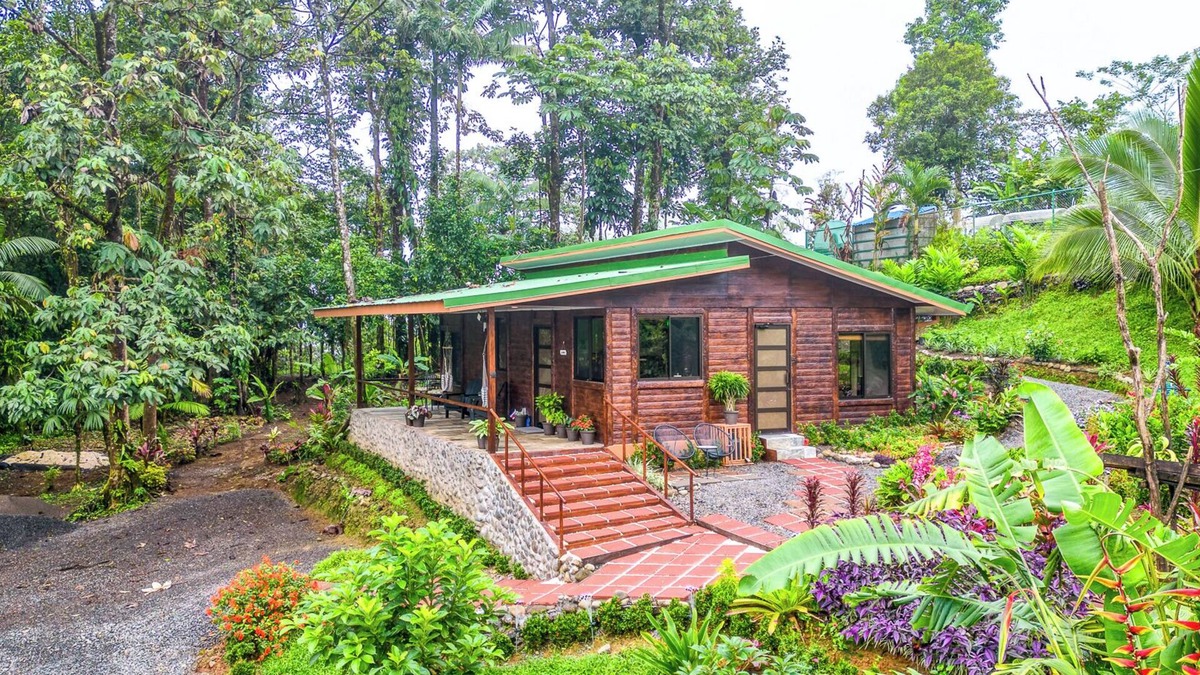Katira House | The edge of the Rainforest above Rio Celeste. Only1 mile from Waterfall & Park!