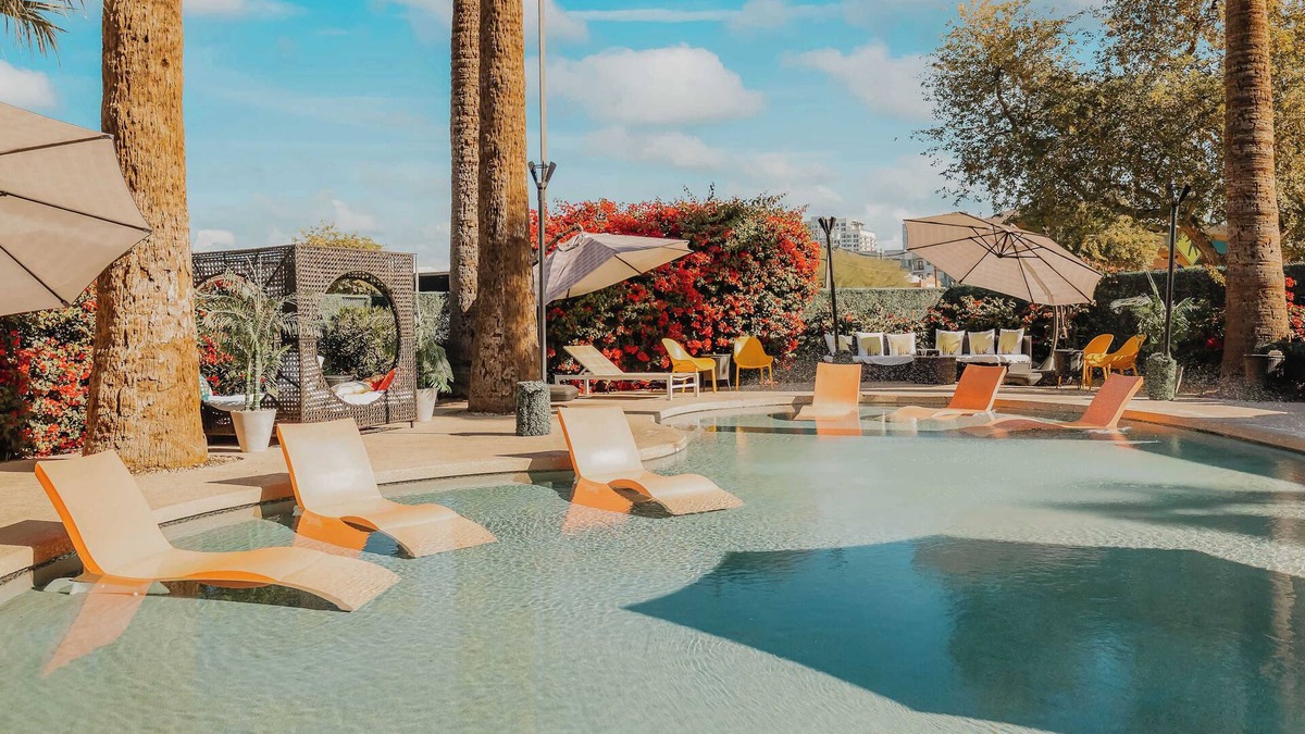 Governmental Mall Hotel | The Egyptian - Retro Modern Motel - Room 202