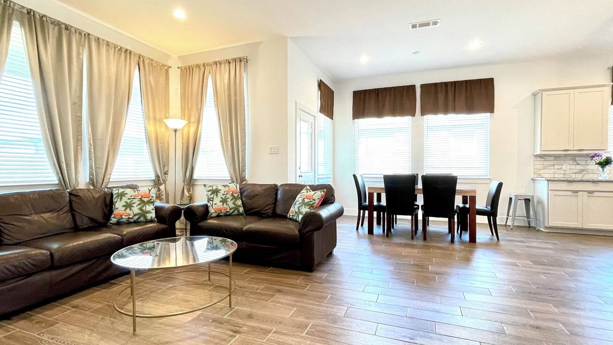 Rosenberg House | The elegant home at 5 star location close to highway 59 within beautiful park