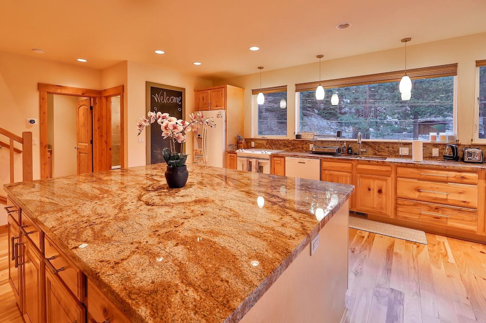 Stateline House | The Elevator House – Sleeps 10!