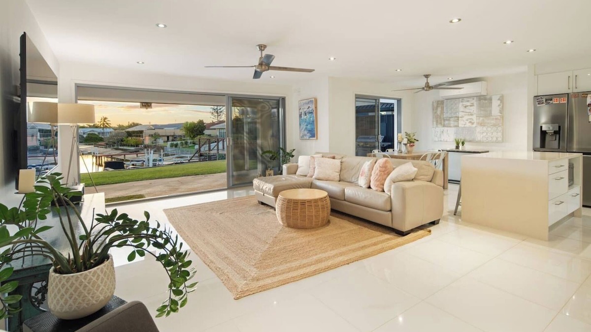 Broadbeach Waters House | The Elouera Riverfront Haven near Surfers Paradise