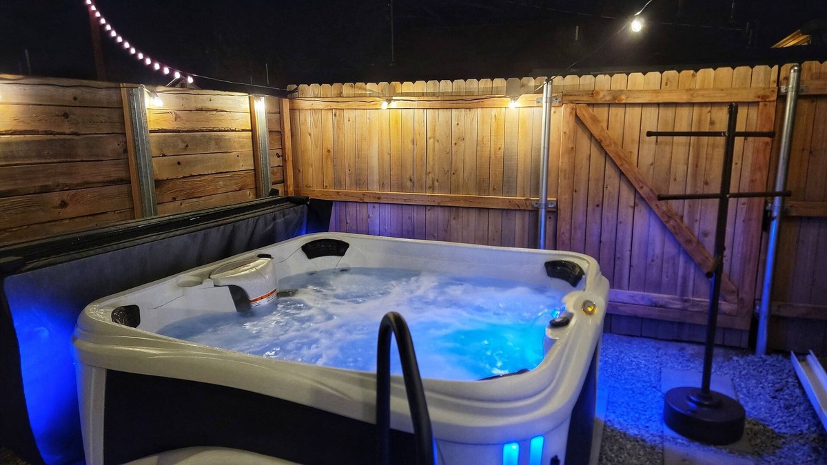 Norman House | The Elwood- 2 Miles to OU on Main St with Hot Tub!