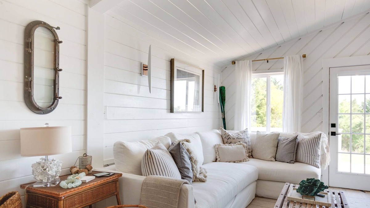 Emerald Isle Cottage | The Emerald Cottage - renovated 1950s beach cottage one block to beach ,hot tub🤍