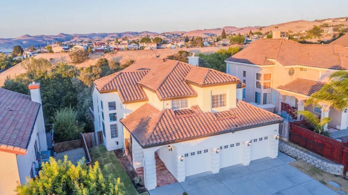 Hercules House | The Emerald Gem