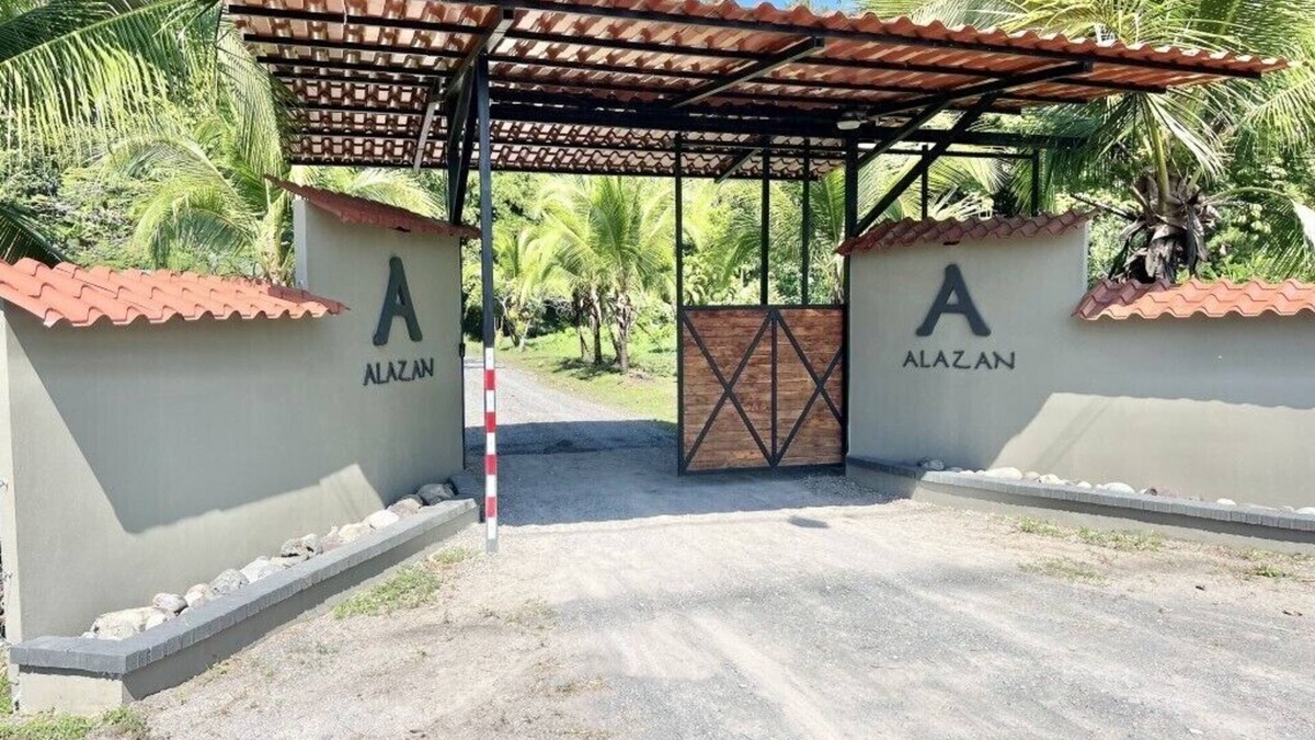 Playon House | The Emerald Haven Retreat‑style 1BR in Puntarenas – AC + Jungle Views