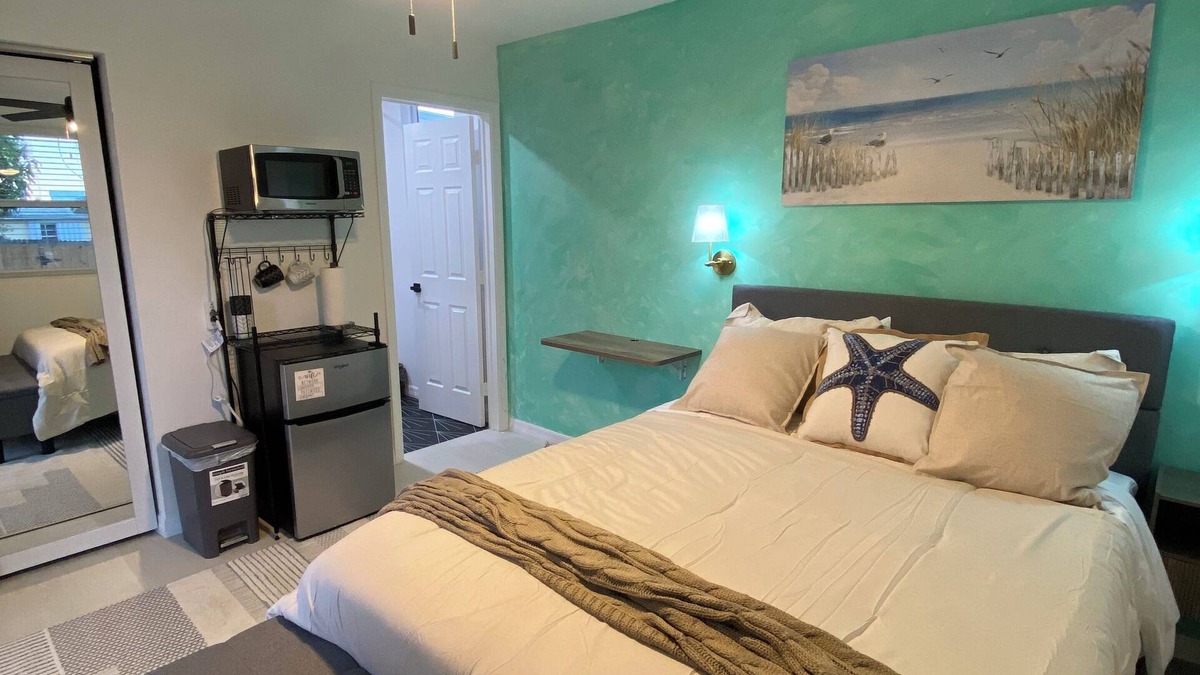Riviera Beach Cottage | The Emerald Oasis- 1 bedroom Detached Cottage with Wifi and AC- West Palm Beach