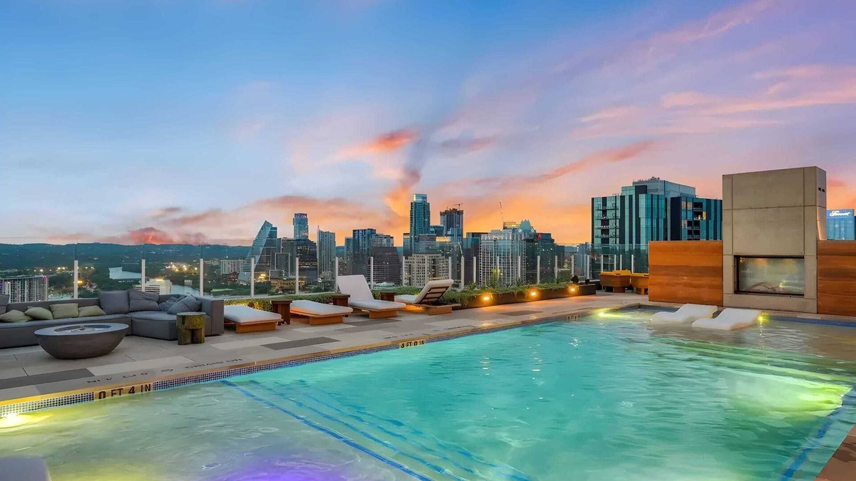 Rainey Street Historic District Cottage | The Emma Penthouse: Modern 2BR Condo, Steps From Rainey St. & Lady Bird Lake