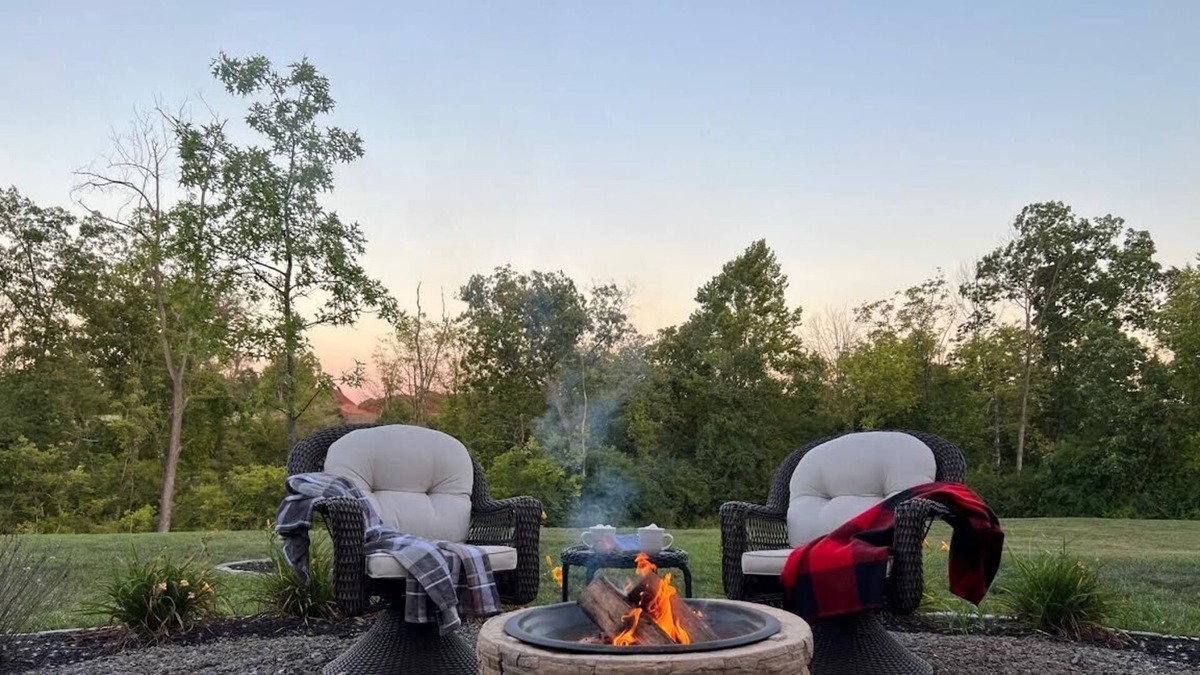 Denver House | The Enchanted Hideaway: Comfy King Bed & Fireplace