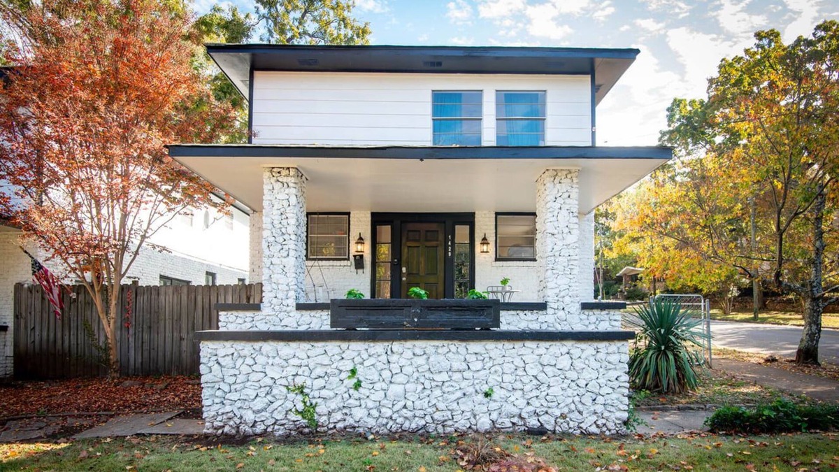 Glen Iris House | The Enchanter at Glen Iris-Sleeps 14 -Serene Stays