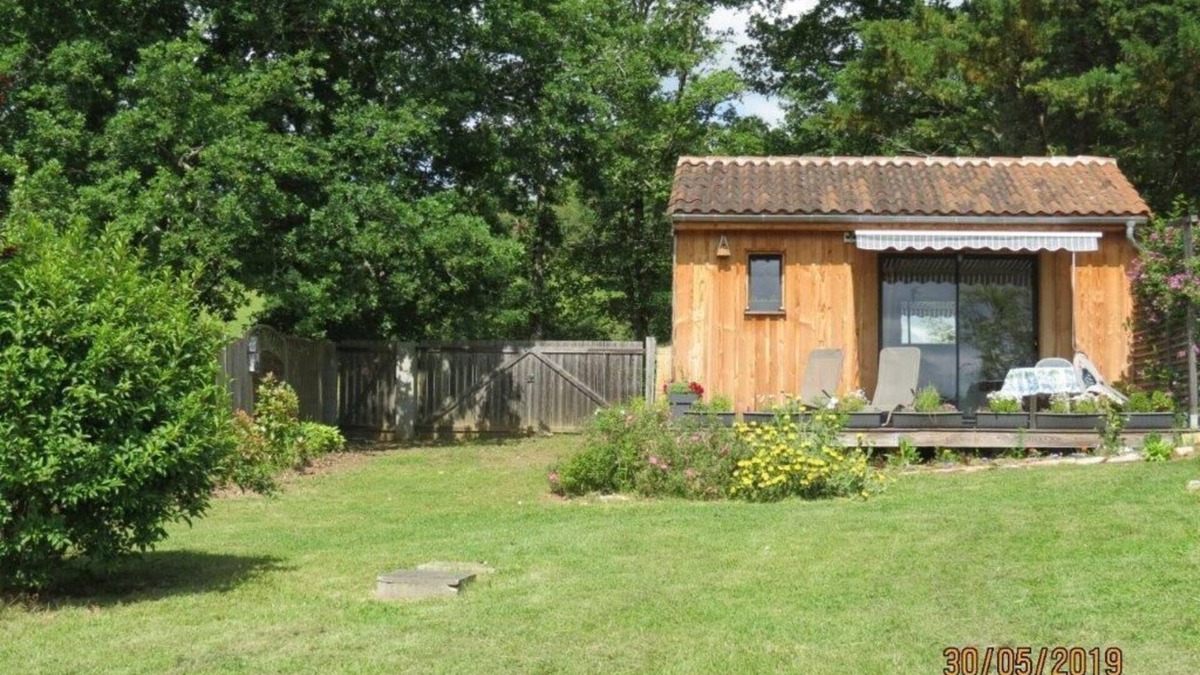 Saint-Leon-sur-Vezere Ski Chalet | The Ensoleillade Ecological small wooden chalet of 19m2 in garden with view.