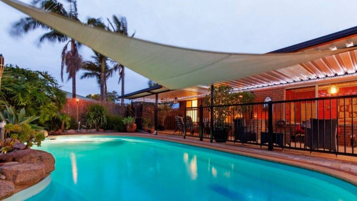 Atwell House | The Entertainer: 4x2 with pool, close to beach and shops