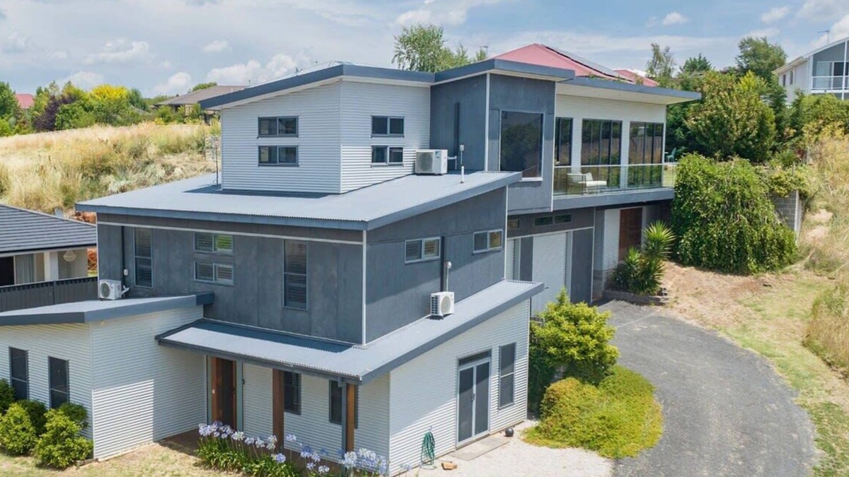 Calare House | The Entertainer | 5 Bed 5 Bath, 3 Storey Retreat
