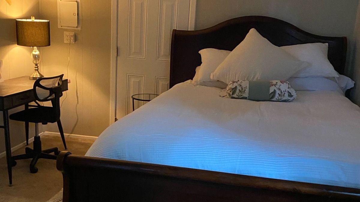 St. James House | THE ENTIRE HOUSE IS NO LONGER AVAILABLE. ROOMS ONLY. PETS WELCOME