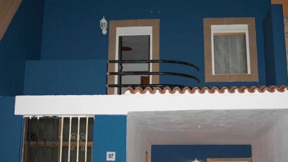 Santa Lucia House | The blue house at sunset