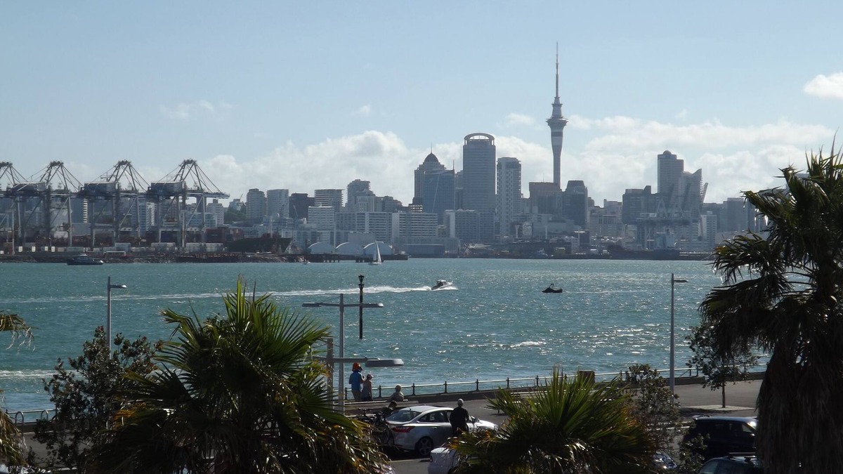 Devonport Hotel | The Esplanade Hotel