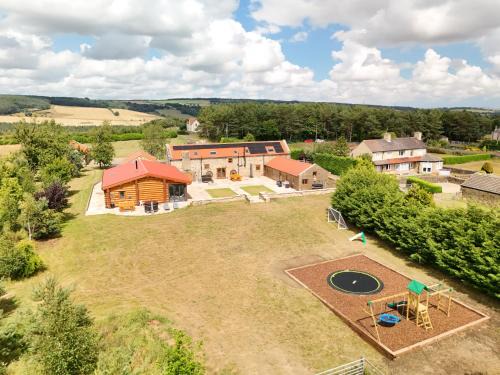 Crook House | The Estate, Luxury Spacious Family Stay with 3 Hot Tubs, Scenic Views Sleeps 16 near Durham & Bishop Auckland