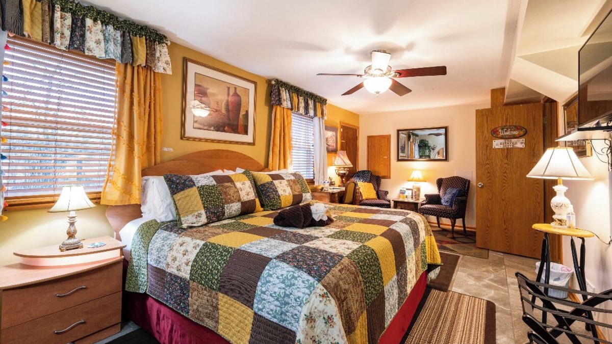 Hoffman Estates House | “The Estates Suite” PRIVATE BEDROOM in our Home and use of the Hottub.