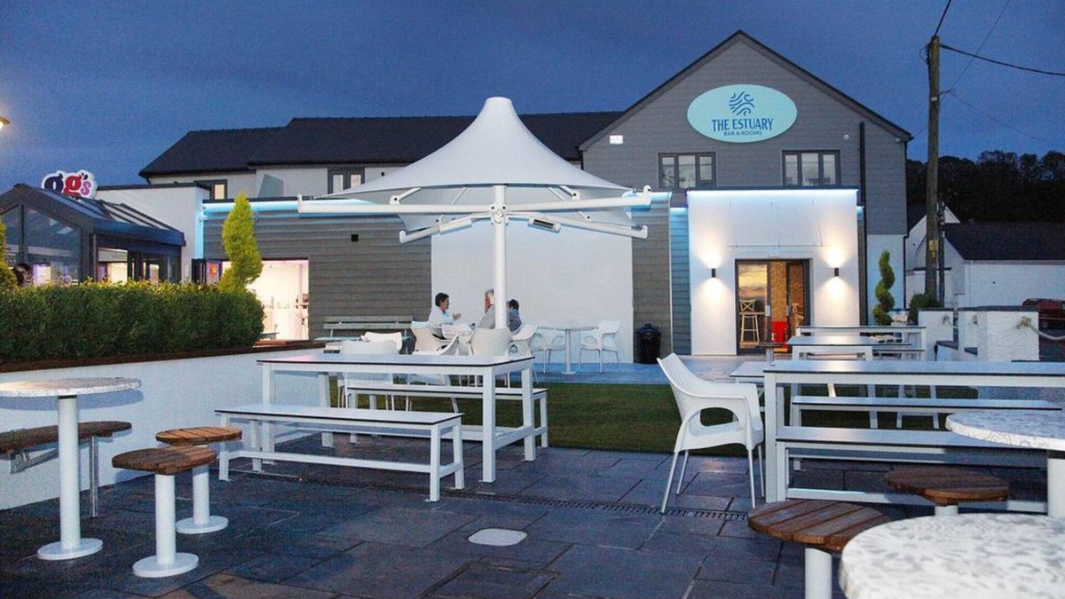 Llanrhidian Higher Bed & Breakfast | The Estuary Bar and Rooms