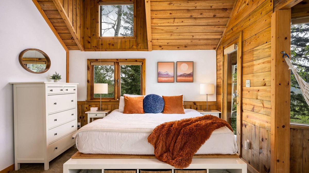 Evergreen Cabin | The Evergreen Castle - Sauna, Trails, Lake, Nature