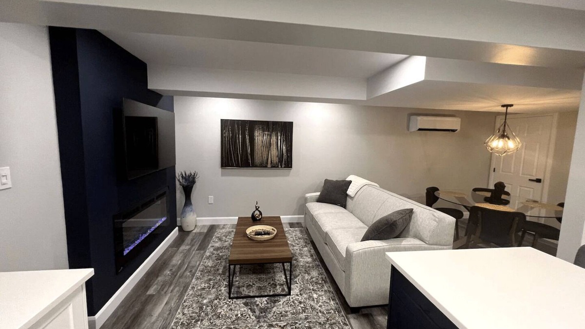Byron Apartment | The Executive Suite: Modern Apartment with Pool