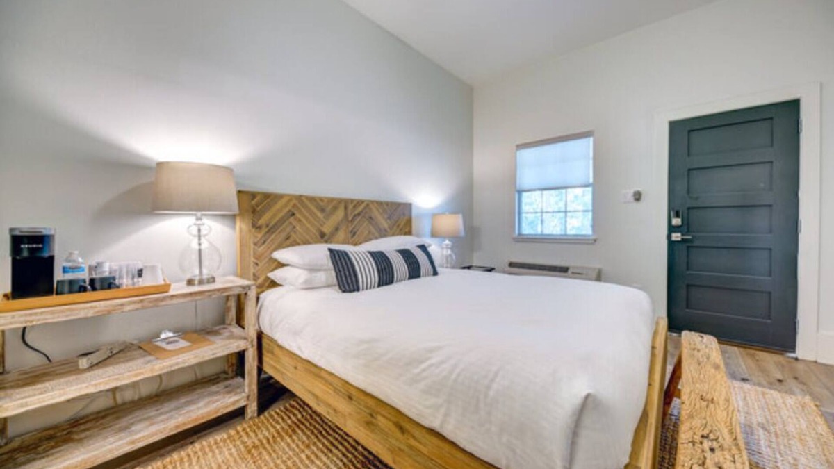 Warrenton Apartment | The Exquisite Room One