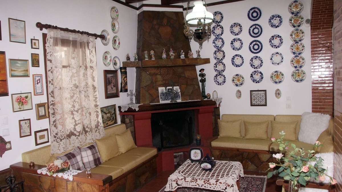 Soroni House | THE F.J. TRADITIONAL HOUSE IS A SPECIAL EXPERIENCE FOR SPECIAL PEOPLE.