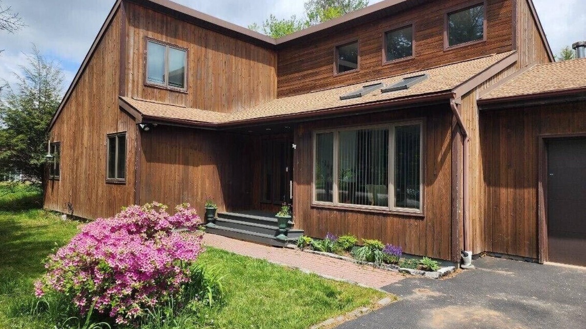 Tobyhanna Ski Chalet | The fall season is beautiful at the Pocono Château. Book Now. Amenities included