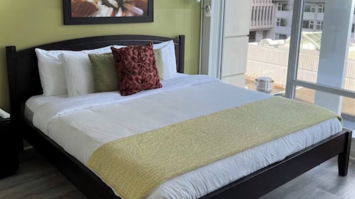 Downtown Victoria Condo | The FALLS 2-bedroom 2 bath condo in downtown Victoria next to the Empress Hotel