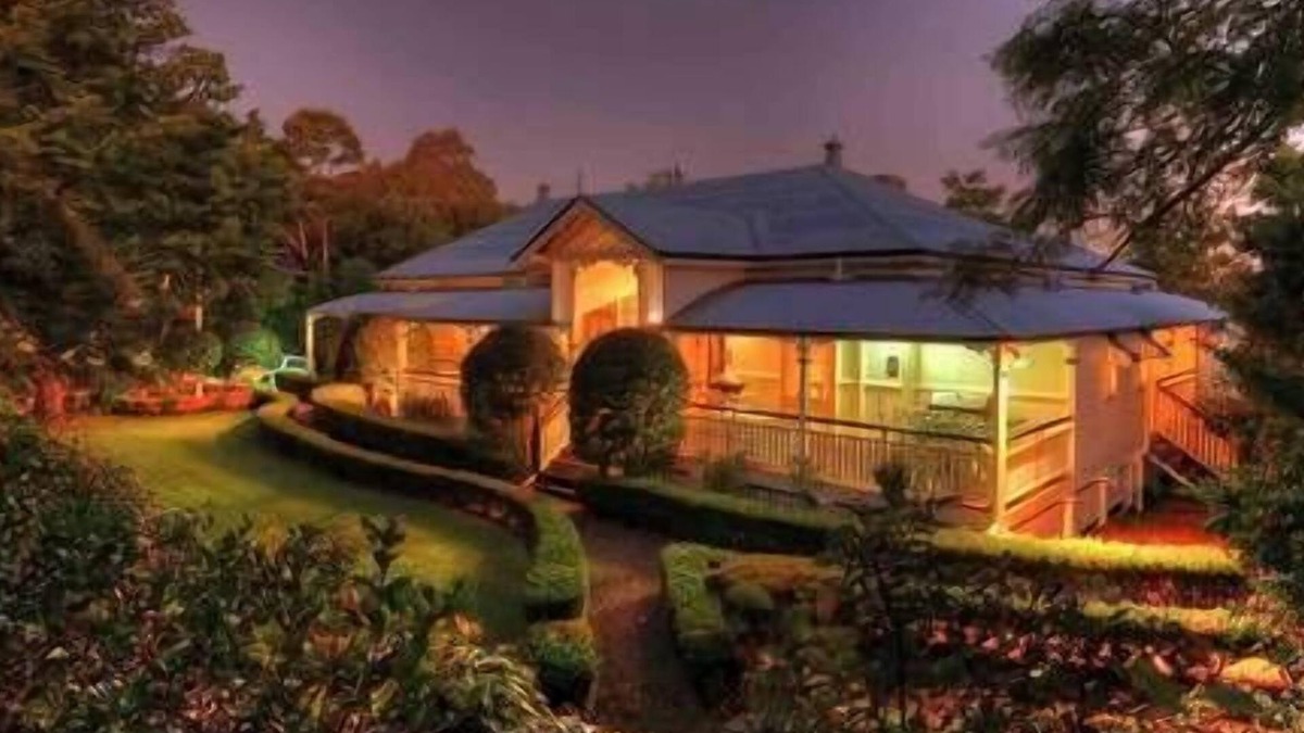 Montville House | The Falls Montville Manor House - 6 Bedrooms 6 bathrooms Breakfasts included