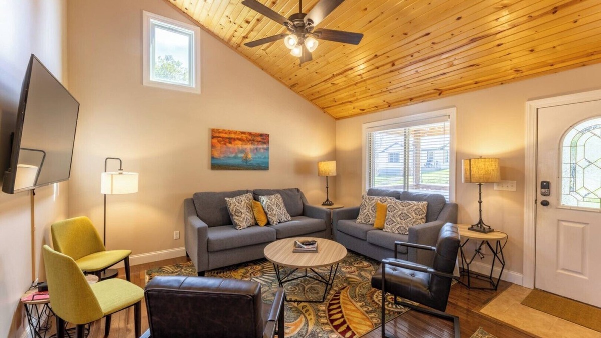 Fayetteville House | The Family Cabin: 4BR/2BA w Fire Pit