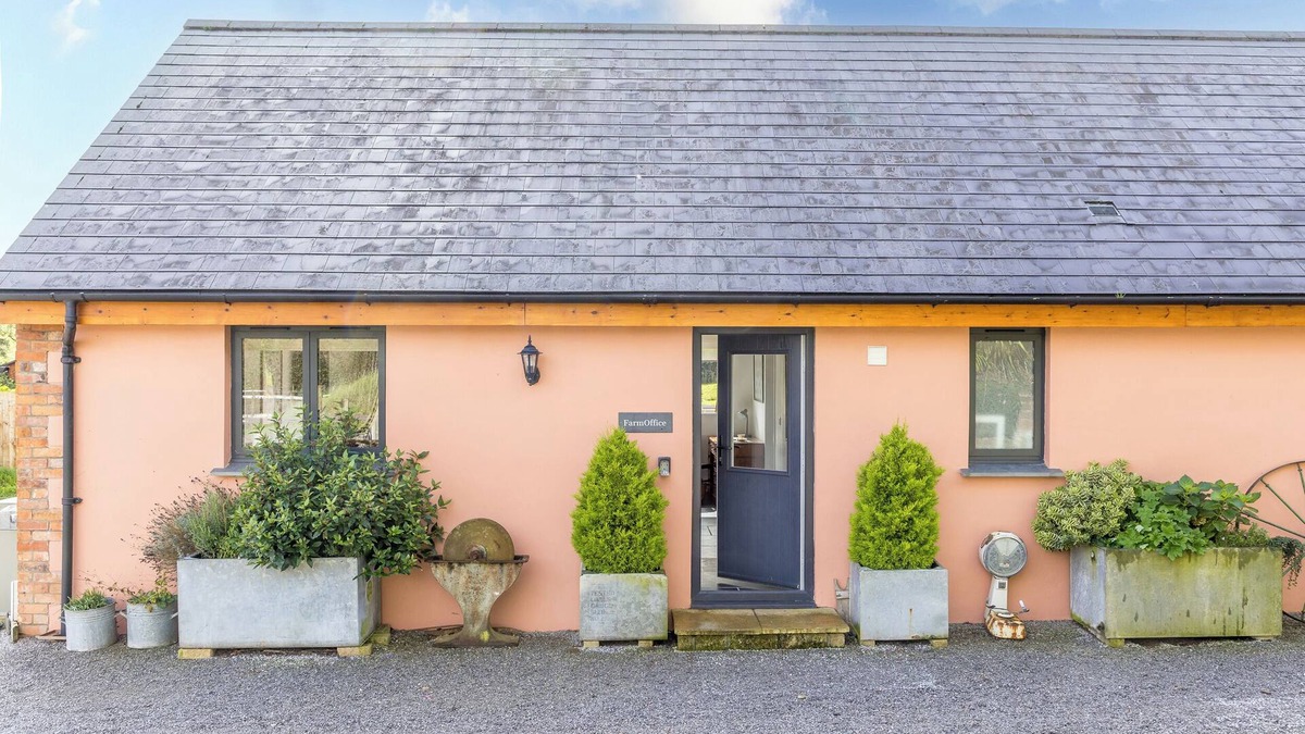 Christchurch Cottage | THE FARM OFFICE, pet friendly, with hot tub in Bampton, Devon