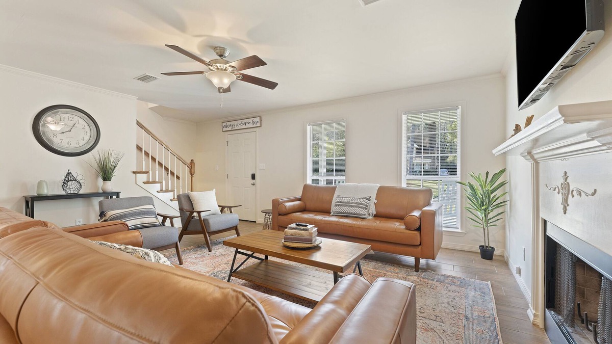 Daphne House | The FarmCharm King-Suite w/ Pool, Golf Course, I-10 Near Mobile, Beaches, & OWA!