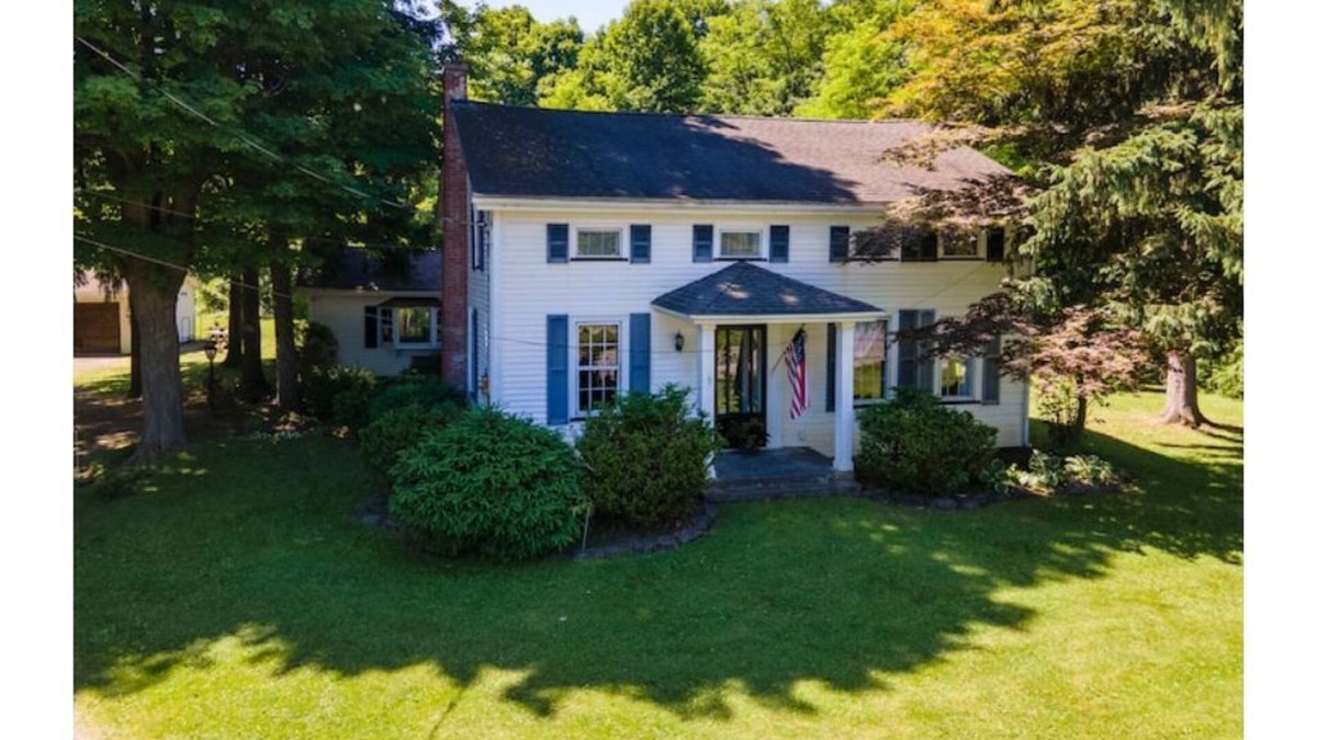 Lancaster House | The Farmhaus - rustic 1800s homestead sleeps 12