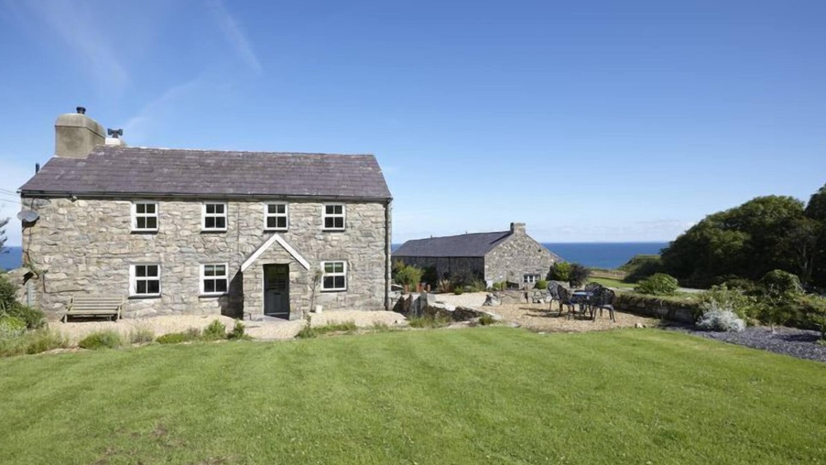 Pistyll Cottage | The Farmhouse - a llyn peninsula that sleeps 7 guests in 4 bedrooms