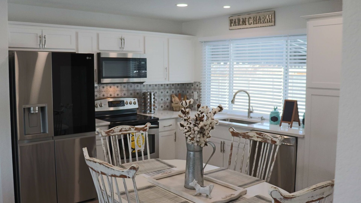Montbello House | The Farmhouse | Centrally Located | Clean |